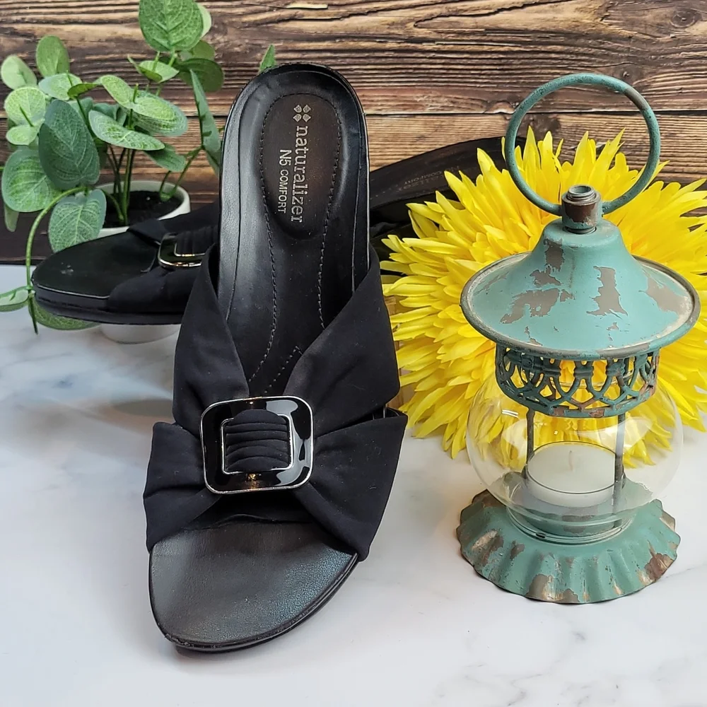 NATURALIZER BLACK WEDGE SLIDES